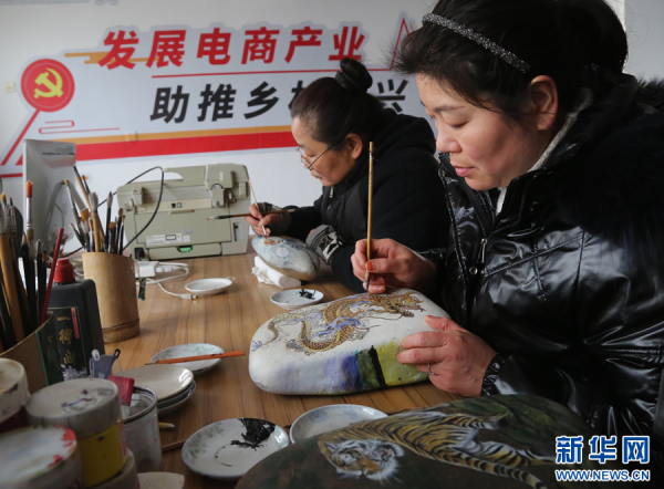 Крестьяне-художники в центральном Китае изобразили каменные картины к празднику Весны
Крестьяне-художники в центральном Китае изобразили каменные картины к празднику Весны