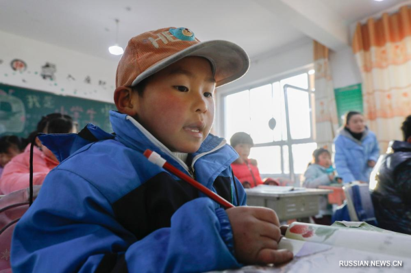 В пострадавшем от землетрясения уезде Северо-Западного Китая возобновляются занятия в школах
В пострадавшем от землетрясения уезде Северо-Западного Китая возобновляются занятия в школах
